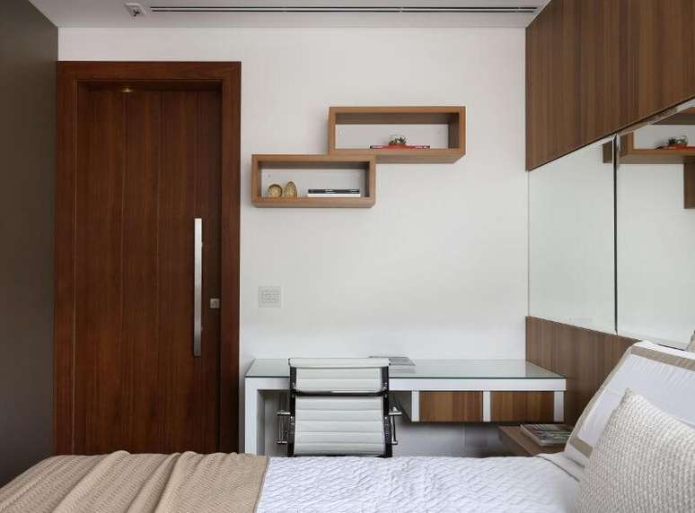 25. Escrivaninha para quarto branca minimalista com gavetas embutidas. Projeto de Studio BR