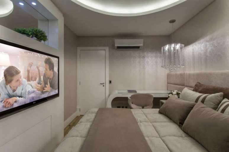 53. Escrivaninha branca em quarto de h&oacute;spedes em tons claros. Projeto de Iara Kilaris