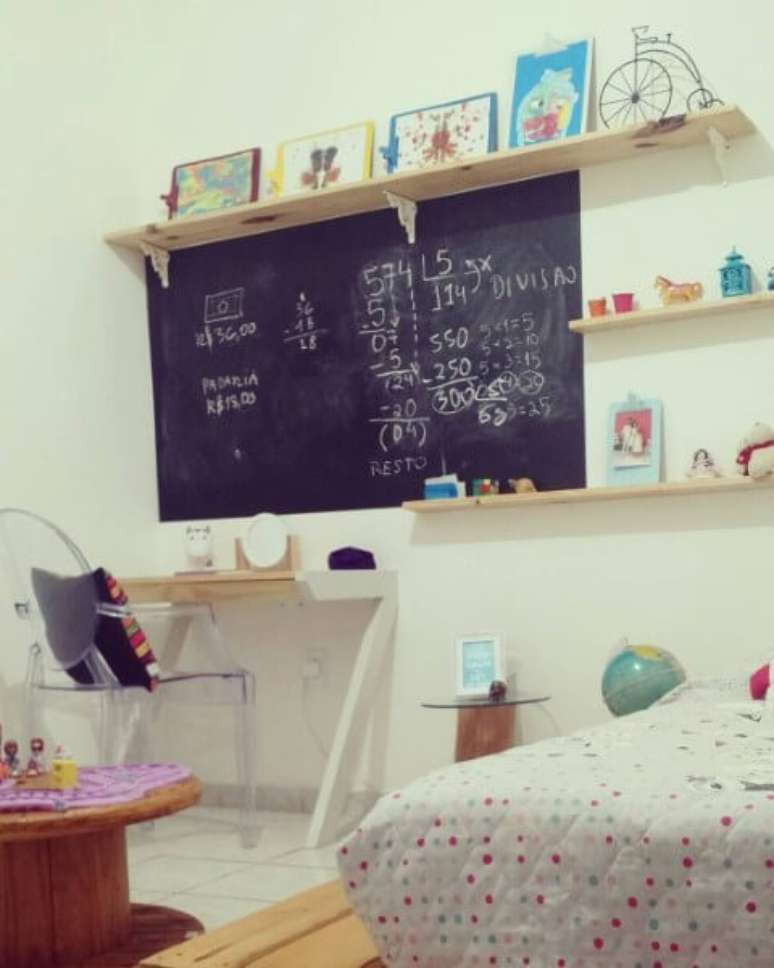 31. Escrivaninha para quarto de madeira pinus em dormitório infantil. Projeto de Rani Victor
