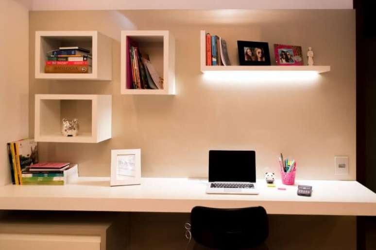 37. Nesse ambiente, a escrivaninha para quarto &eacute; suspensa. Projeto de Ana Lucia Guadalupe