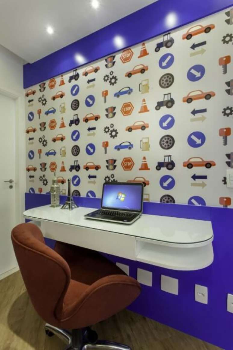 39. Escrivaninha&nbsp; par quarto suspensa com parede adesivada. Projeto de Iara Kilaris