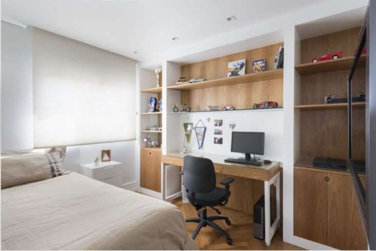 43. Escrivaninha  para quarto de madeira com pés brancos combinando perfeitamente com o ambiente. Projeto de Gustavo Motta