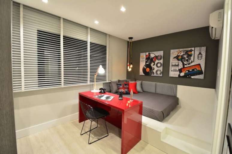 47. Escrivaninha para quarto vermelha em ambiente de cores neutras. Projeto de BG Arquitetura