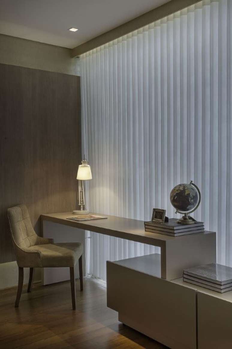 27. O m&oacute;vel planejado aqui conta com uma escrivaninha para quarto e um criado-mudo baixo. Projeto de Guardini Stancati