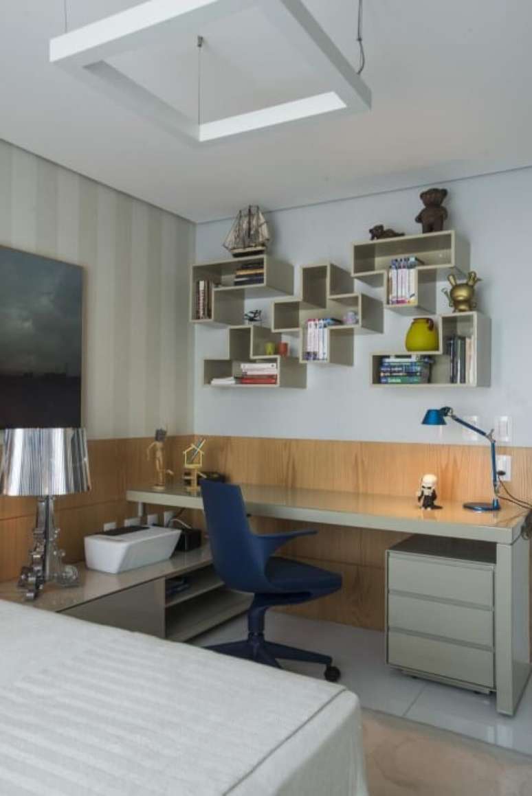 52. Escrivaninha&nbsp; para quarto bege com cadeira azul. Projeto de Rodrigo Maia