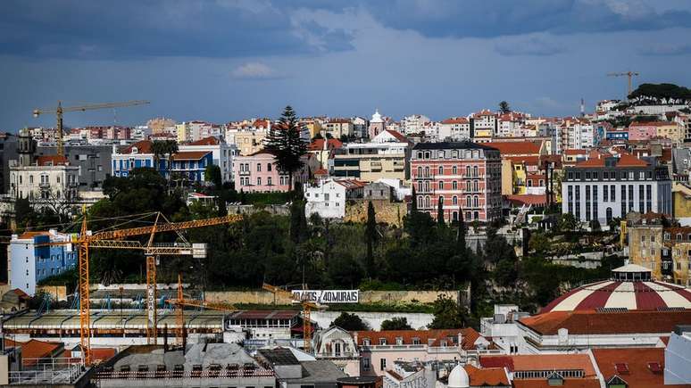 O visto dourado garante residência permanente em Portugal e, depois de seis anos, a possibilidade de cidadania. Para obtê-lo, é preciso investir em imóveis ou na economia de forma geral. Estima-se que a estratégia reaqueceu o mercado, e fez também os preços dispararem