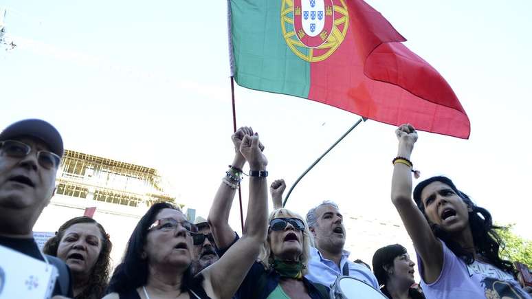 Portugal precisou de um resgate financeiro e de medidas de austeridade para se recuperar da crise financeira em que o país estava mergulhado, e tais medidas desencadearam protestos e fizeram os investimentos no mercado interno despencarem