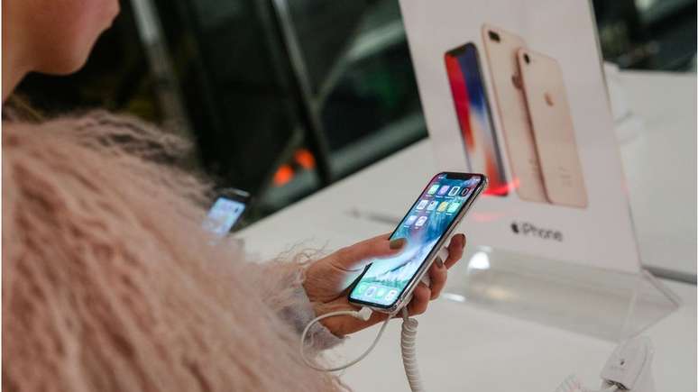 O iPhone é popular entre seu mercado consumidor, mas as pessoas têm esperado mais para comprar novos aparelhos