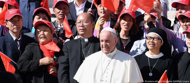 Papa Francisco se reúne com fiéis chineses em Roma, em foto de outubro de 2016