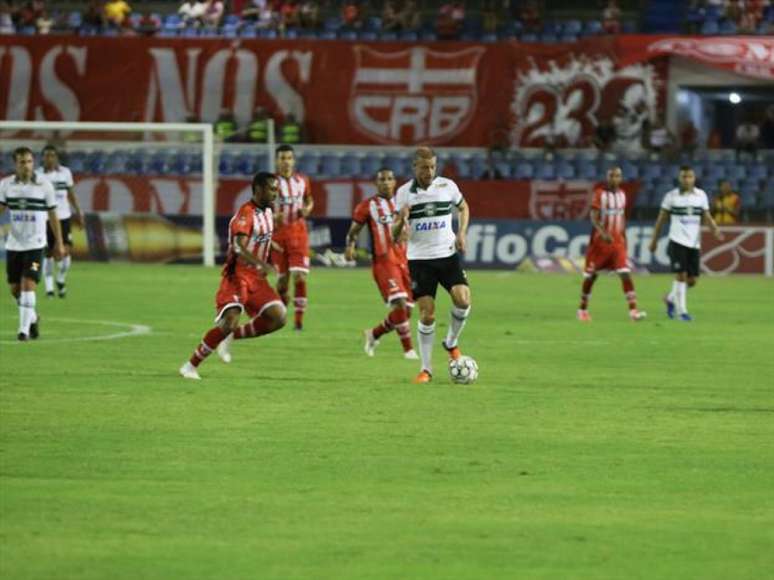 Os dois times lamentaram bastante o resultado desta sexta-feira à noite (Foto: Divulgação/ Coritiba)