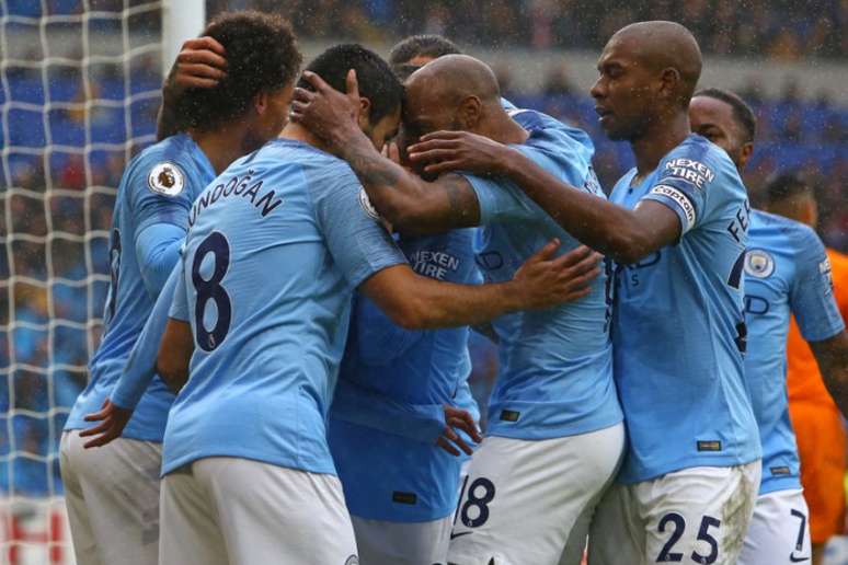 Jogadores comemoram a goleada fora de casa (Foto: GEOFF CADDICK / AFP)