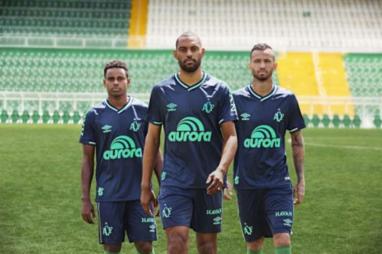 Elicarlos, Douglas e Leandro Pereira apresentam novo uniforme da Chapecoense