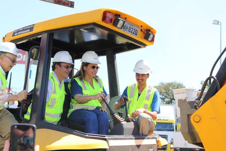 Prefeito de Sorocaba, José Crespo (DEM), sentado na cabine, deu início às obras do BRT 