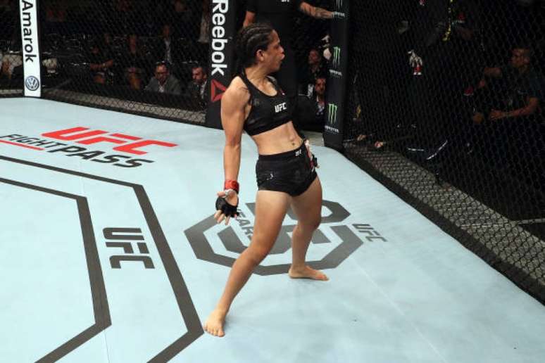 Estreando pelo Ultimate, Livinha Souza saiu vencedora ainda no primeiro round de luta (Foto: Getty Images)
