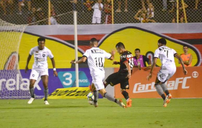Jogo entre Vitória e Botafogo teve muitos gols (Foto: Foto: Romildo de Jesus)