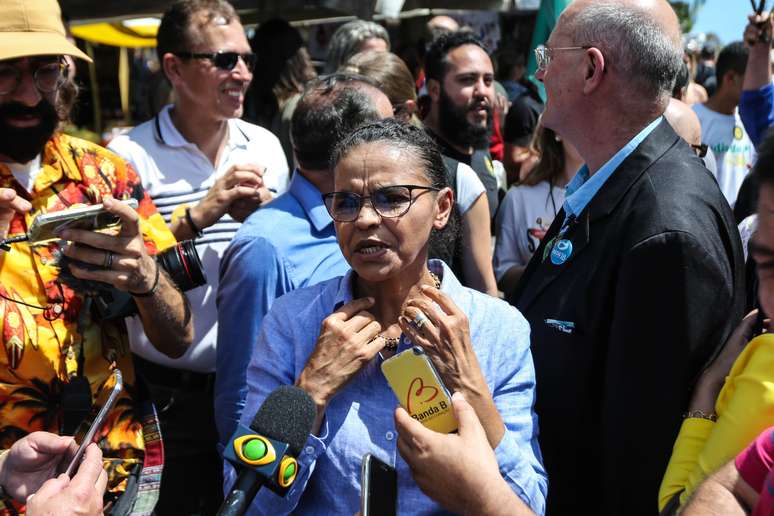 A candidata da Rede à Presidência da República, Marina Silva, se encontra com partidários durante campanha no centro de Curitiba (PR), neste domingo (23). 