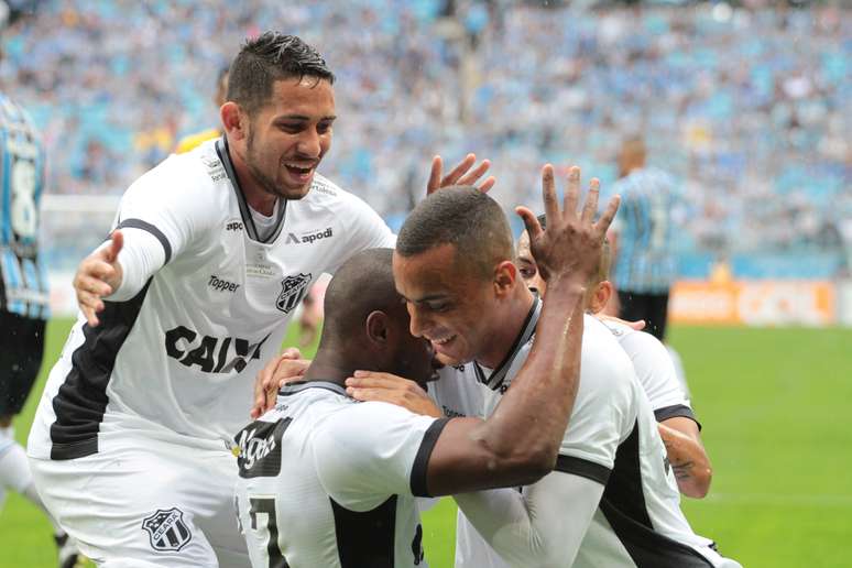 Jogadores do Ceará comemoram o gol marcado por Luiz Otávio