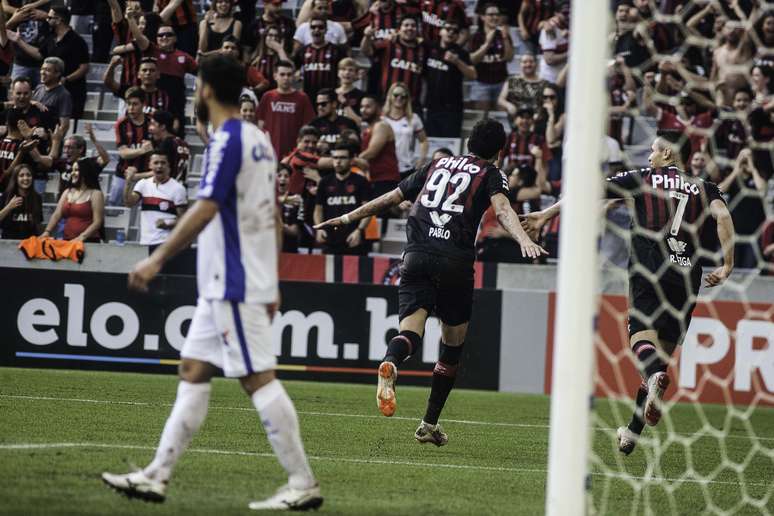 Pablo comemora gol pelo Atlético-PR