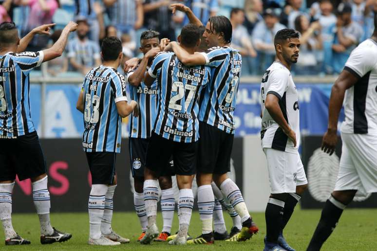 Jogadores do Grêmio comemoram gol de Luan