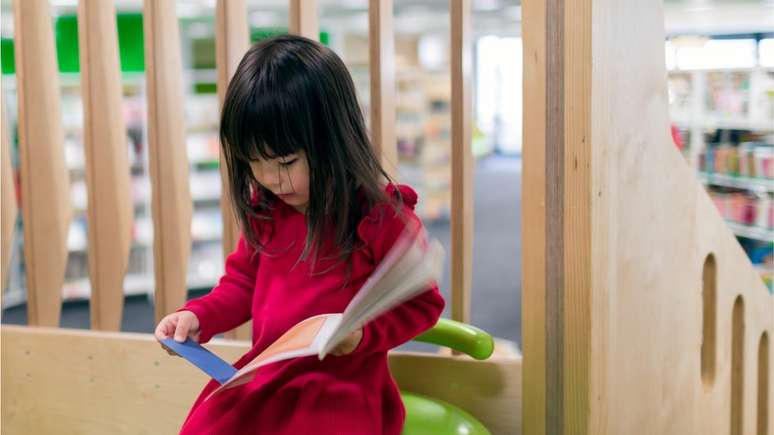 Ensino na Suiça é compulsório do jardim de infância até a escola intermediária; depois, sistema de formação de aprendizagem é escolhido por cerca de dois terços dos estudantes