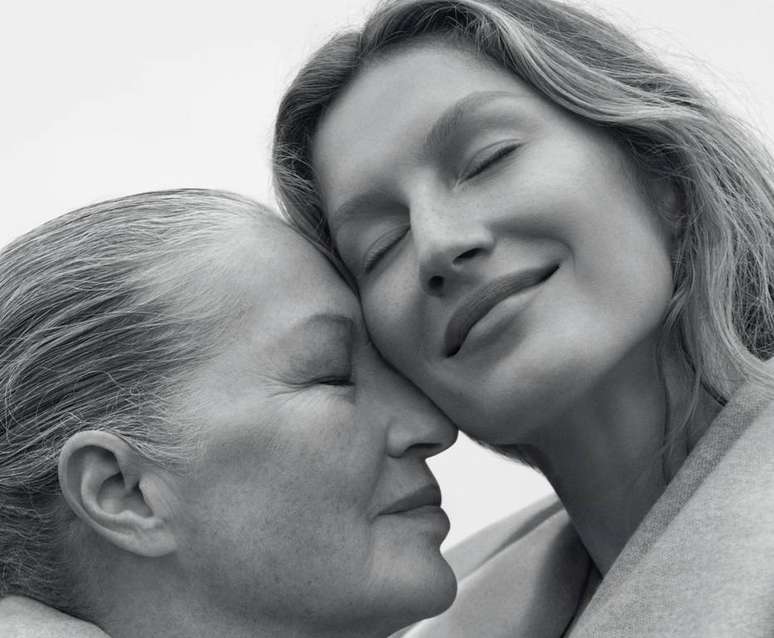 Gisele Bündchen estrela as quatro capas da 'Vogue Brasil' de outubro. Em um delas, aparece ao lado de sua mãe, Vânia