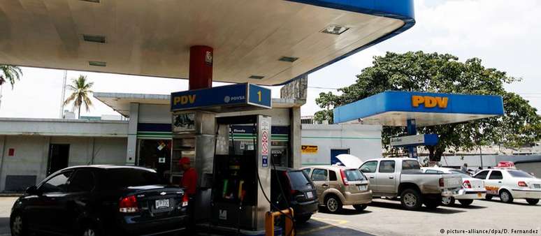 Sem registro em programas governamentais, venezuelanos pagarão preços internacionais para abastecer seus veículos