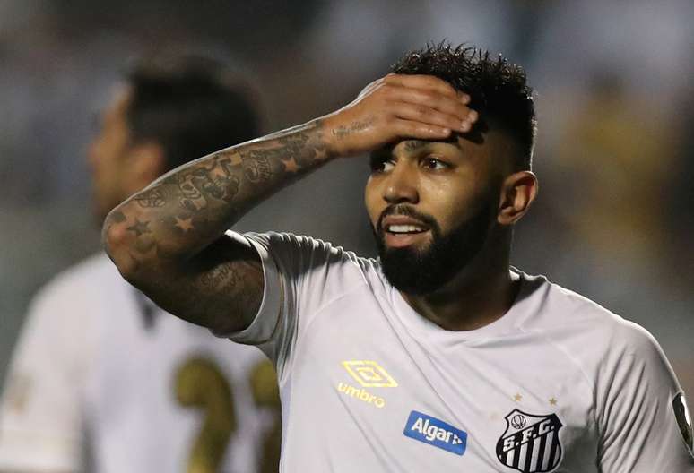 Gabigol reage em campo pelo Santos