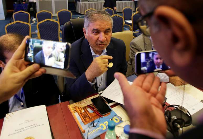 Hossein Kazempour Ardebilii, governador do Iraque na Opep, conversa com a mídia durante encontro da Opep em Argel, na Argélia 23/09/2018 REUTERS/Ramzi Boudina