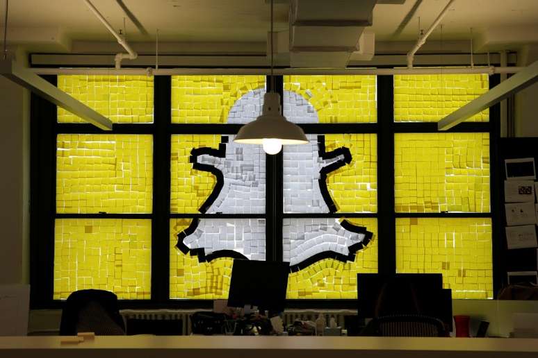 Logo do Snapchat criado com Post-its em Nova York, Estados Unidos
18/05/2016 
REUTERS/Mike Segar