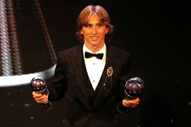 Luka Modric posa com trof&eacute;us 
 24/9/2018     Action Images via Reuters/John Sibley 