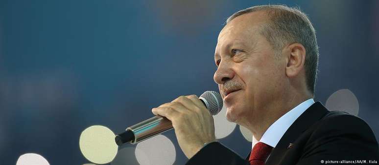 "Objetivo mais importante da minha visita é deixar totalmente para trás essa fase nas nossas relações", declarou Erdogan