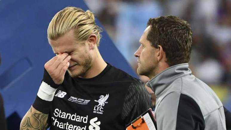 Karius teve concussão diagnosticada após cotovelada de Sergio Ramos na final da Champions (Foto: PAUL ELLIS / AFP)