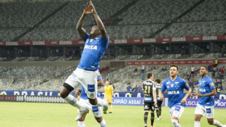 Sassá fez o gol de empatedo Cruzeiro com sua comemoração tradicional, a "Sassaerada"- Fabio Barros / Agencia F8