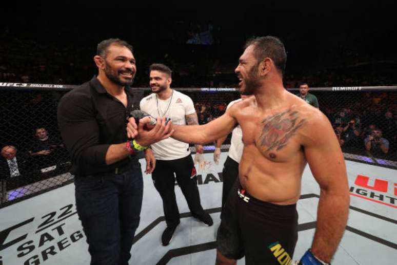 Rogério Minotouro comemorou a vitória com seu irmão, Rodrigo Minotauro, no UFC São Paulo (Foto: Getty Images)
