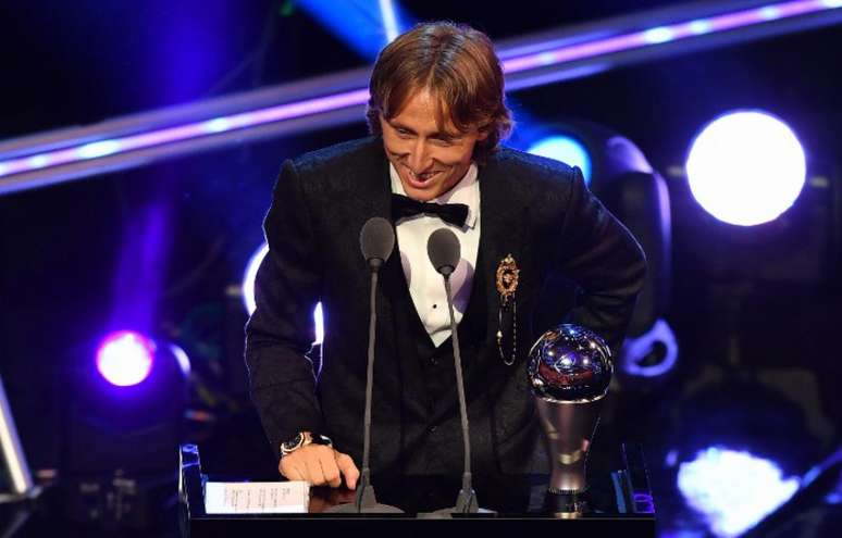 Modric no palco com o prêmio mais disputado do futebol mundial (Foto: AFP)