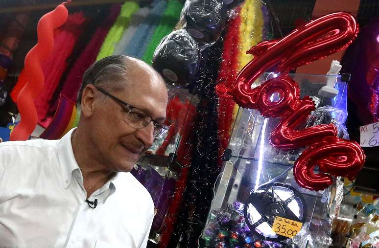 O candidato do PSDB à Presidência da República, Geraldo Alckmin, durante visita ao Mercadão de Madureira