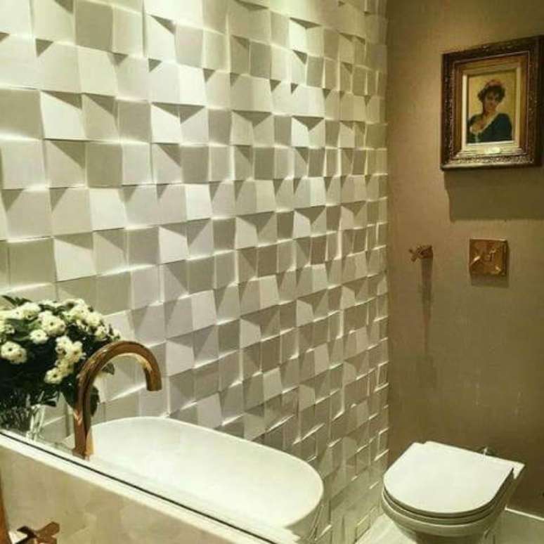33. Banheiro com parede de gesso 3D em formato de cubos. Foto de OLX