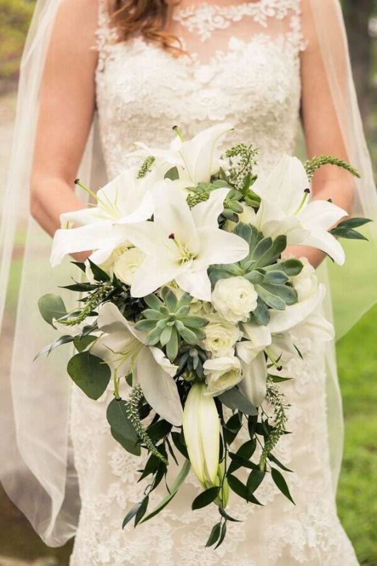 6. Lindo buquê de noiva com lírios, rosas e suculentas – Foto: Pinterest