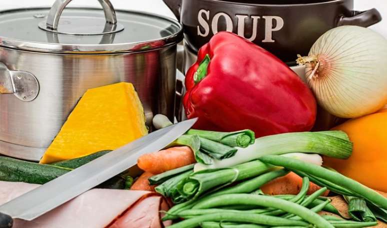 Faça caldos de carne, frango e peixe em casa e congele em pequenas porções para consumir depois 