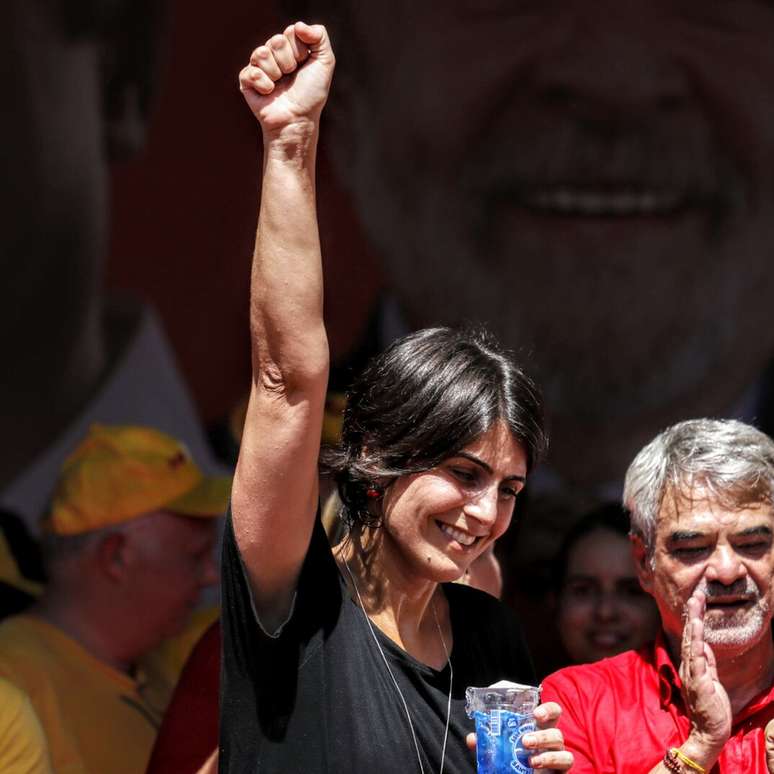  Manuela DáVila (PCdoB), vice do candidato do PT à presidência da República