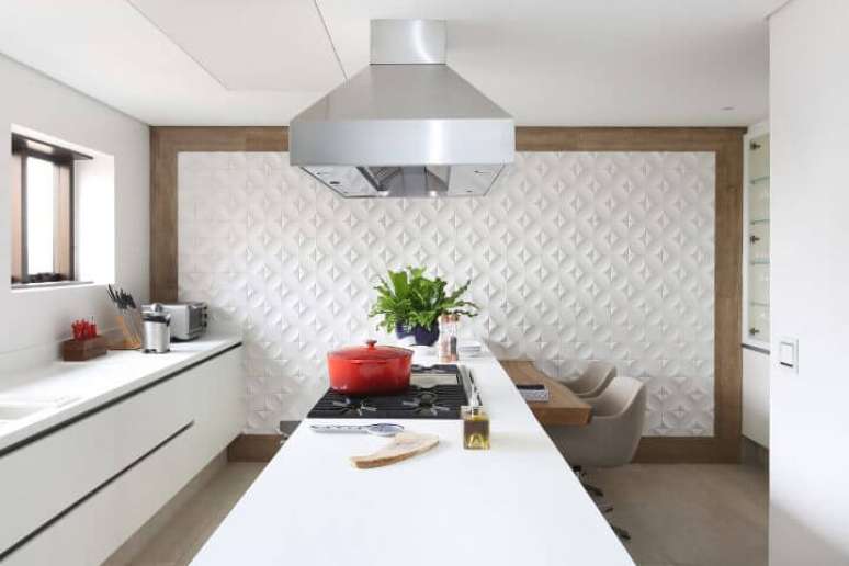 1. A cozinha pode ser toda branca, como nesse projeto de Patricia Bergantin, mas ainda ser diferente por causa da parede de gesso 3D