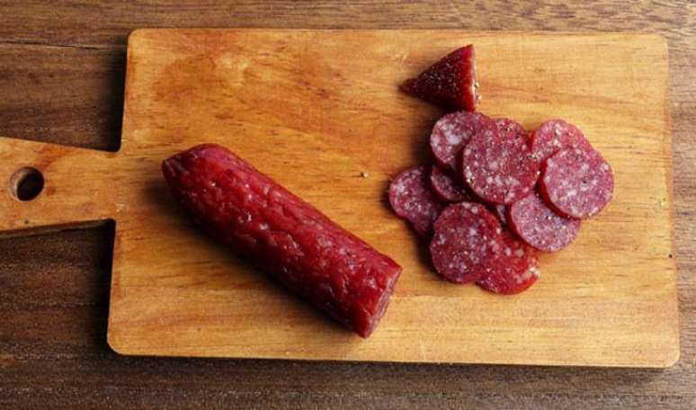 QUANTO CONSUMIR? Segundo a recomendação da Organização Mundial da Saúde  o ideal é 5 mg de cloreto de sódio (sal de cozinha) que representa 2 g de sódio. Tal quantidade de sal e sódio vale para a população total, inclusive para idosos. “No entanto, os brasileiros consomem, em média, 12 g por dia”, afirma a nutricionista 