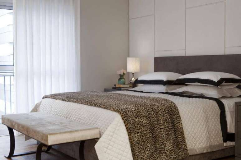 53. Gesso 3D de ret&acirc;ngulos em quarto de casal. Projeto de Beto Galvez e Norea de Vitto