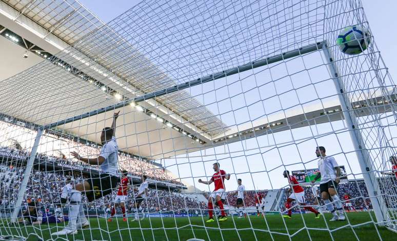 Bola cruza a linha do Corinthians após finalização de Damião, impedido