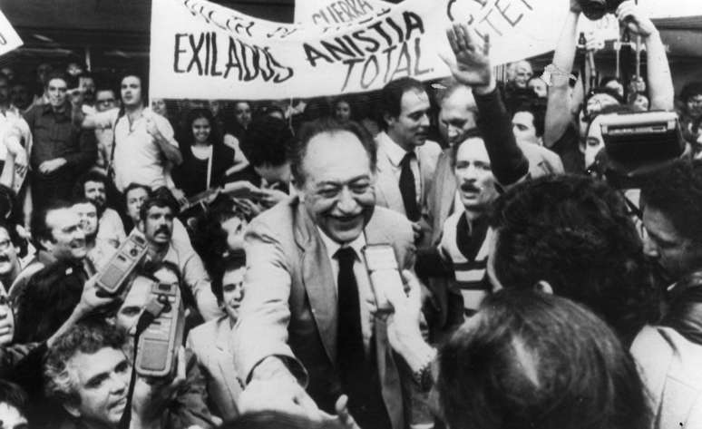 O político Miguel Arraes, em 1979, quando voltou do exílio durante a Ditadura Militar