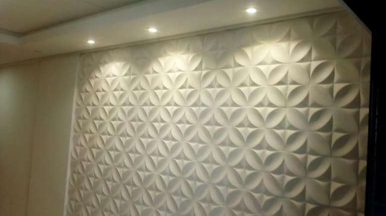 39. Parede com gesso 3D destacado pela ilumina&ccedil;&atilde;o. Foto de OLX