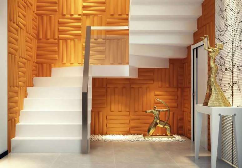 47. Parede com gesso 3D laranja contrastando com a escada branca. Foto de Polo Casa e Arte