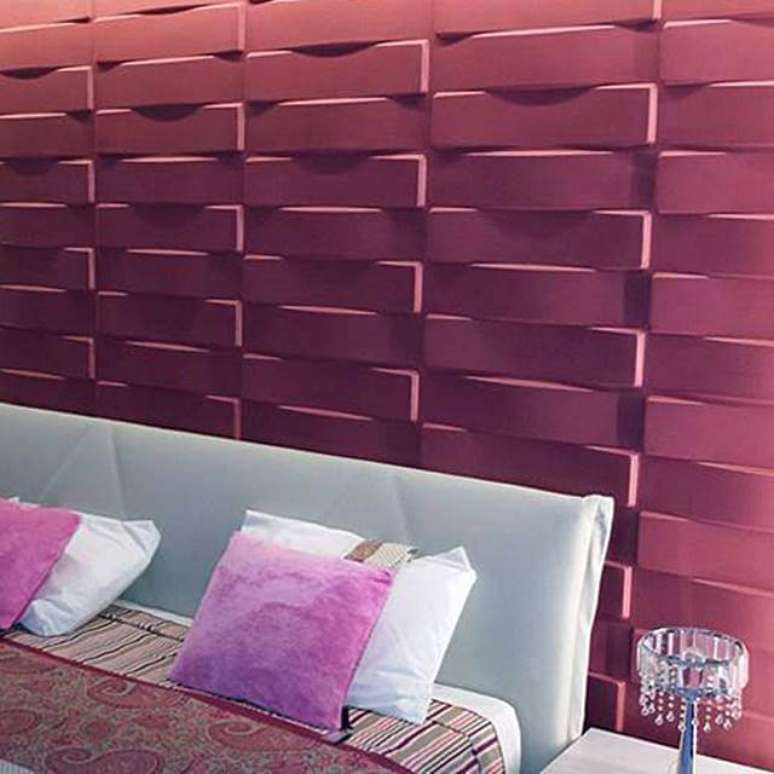 9. Quarto com parede de gesso 3D rosa atrás da cama. Foto de Build Sweet Home