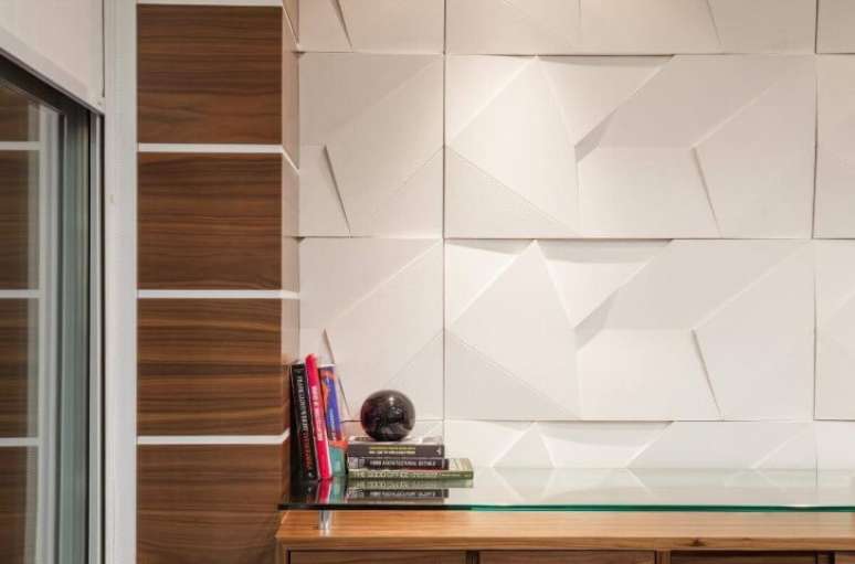51. Revestimento de gesso 3D em placas grandes. Projeto de Raduan Arquitetura