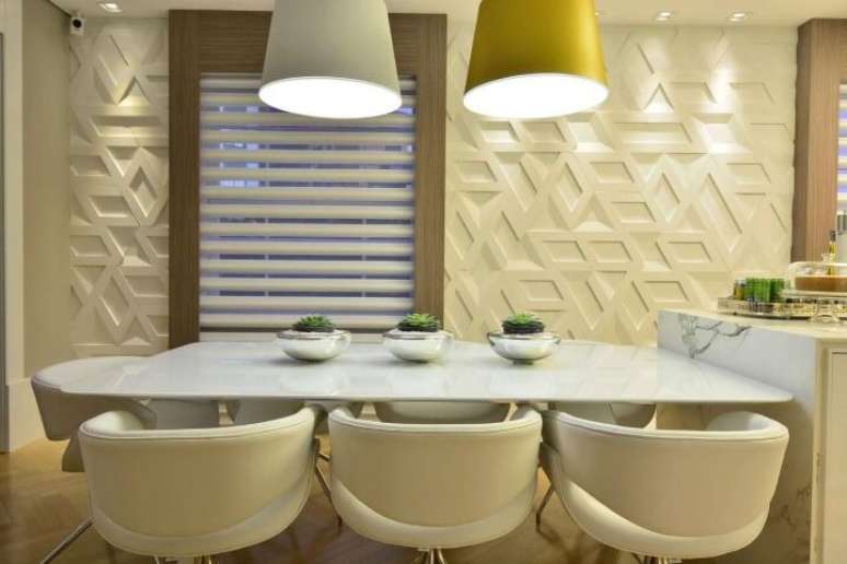 71. Revestimento de gesso 3D em sala de jantar com janela ampla. Projeto de Casa Cor 2016
